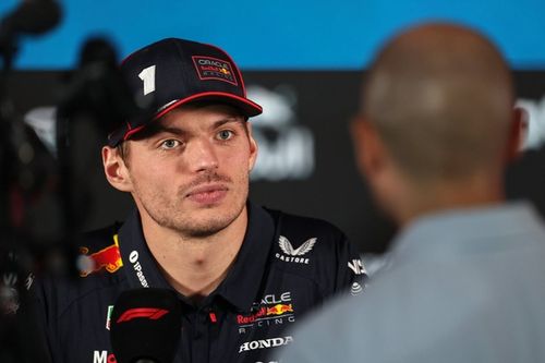 Verstappen se centra en "sobrevivir" en la sprint y piensa en el domingo