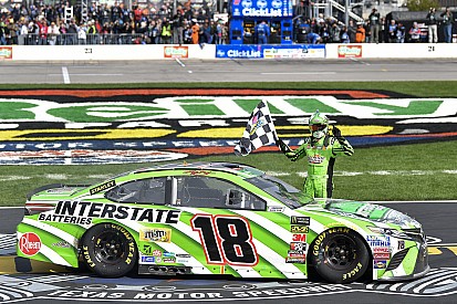 Кайл Буш спровоцировал массовый завал и выиграл гонку NASCAR в Техасе