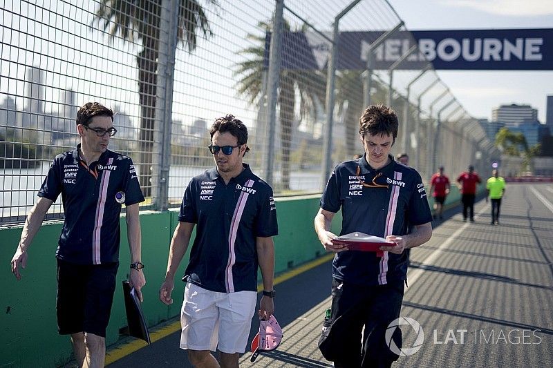 Sergio Pérez, Force India, camina la pista.
