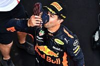 VÍDEO: Ricciardo fica em choque ao perceber que não fez "shoey" no pódio, mas compensa depois