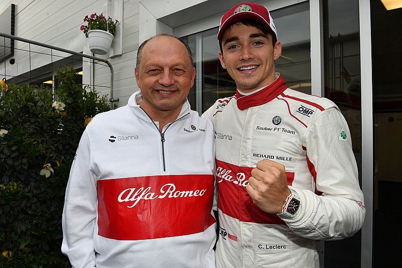 Charles Leclerc, Sauber celebrates sixth place with Frederic Vasseur, Sauber, Team Principal