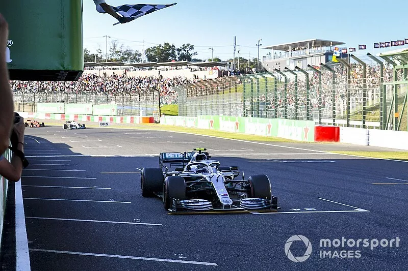 Ganador de la carrera Valtteri Bottas, Mercedes AMG W10 cruza la meta y se lleva la bandera a cuadros