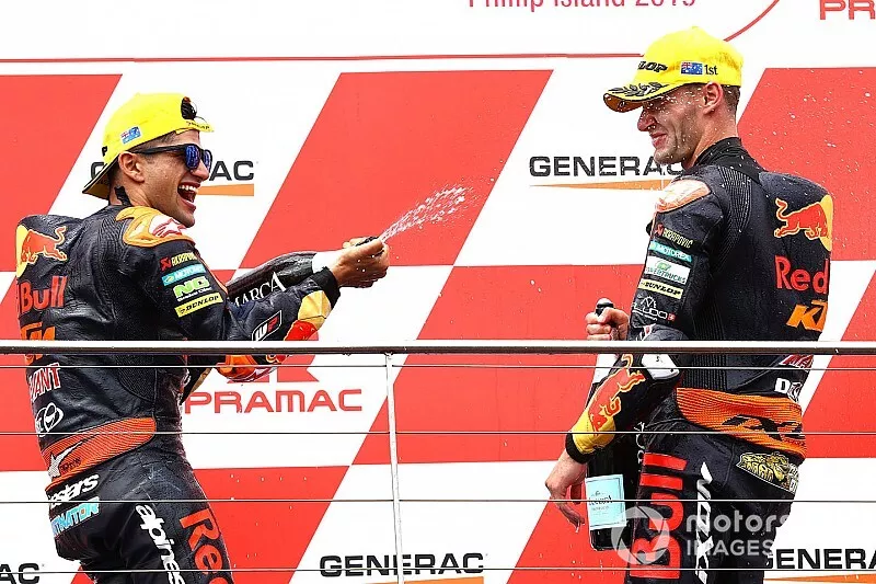 Podium : le vainqueur Jorge Martin, KTM Ajo, et le deuxi&egrave;me Brad Binder, KTM Ajo