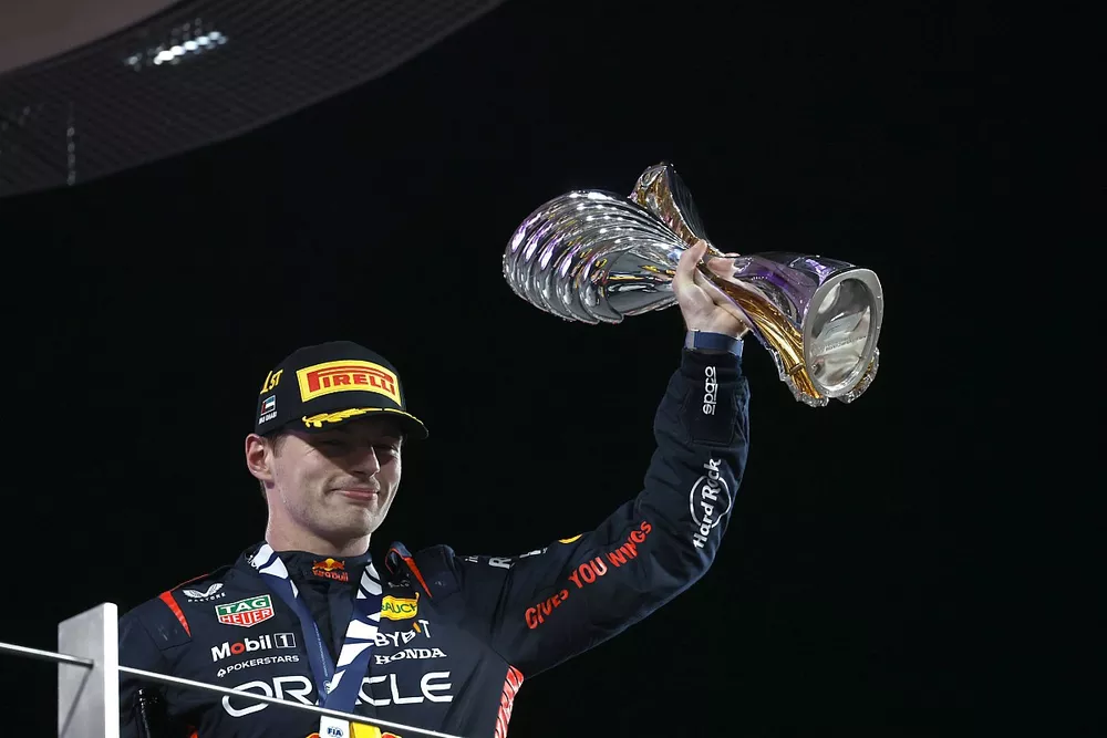 Max Verstappen, Red Bull Racing, 1e positie, tilt zijn trofee op