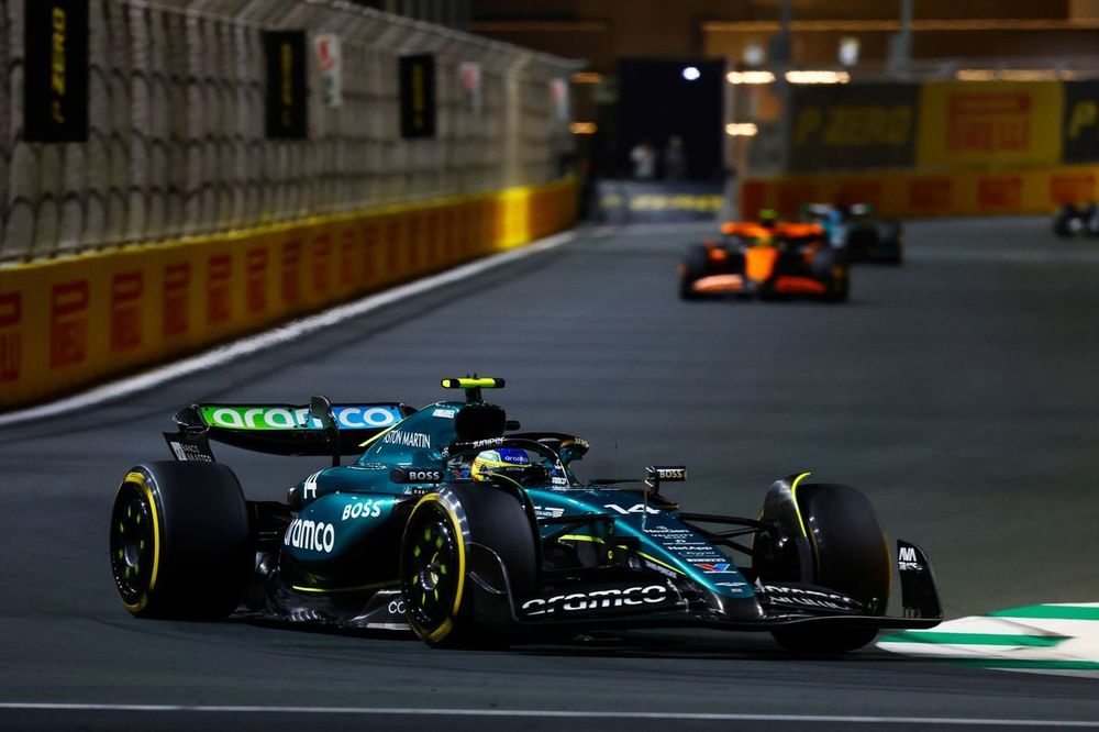 Fernando Alonso, Aston Martin AMR24, Lando Norris, McLaren MCL38