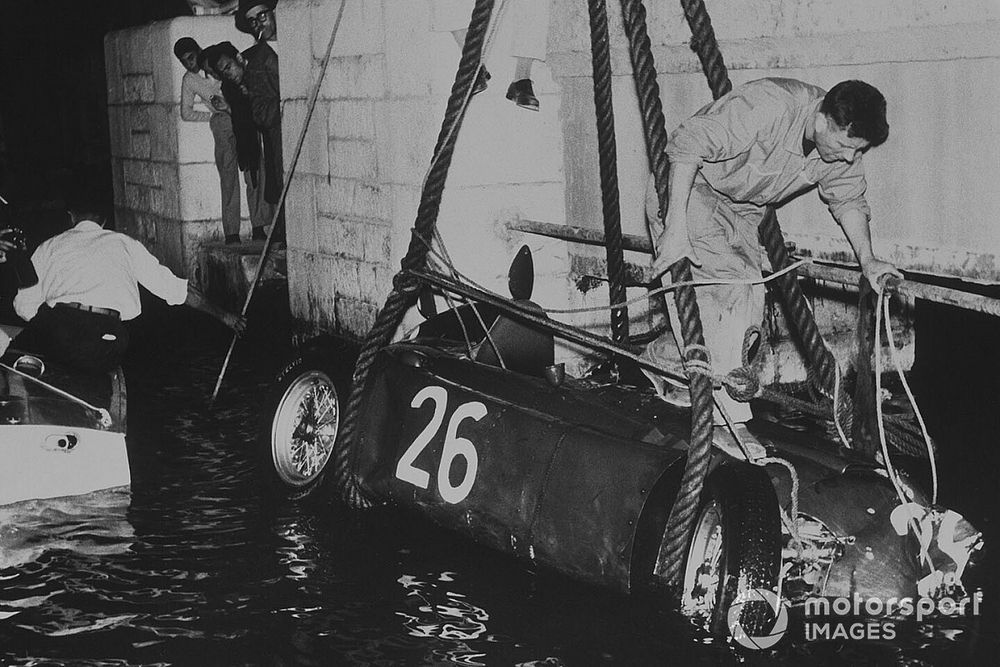 Alberto Ascari, Lancia D50, crashes into the harbour