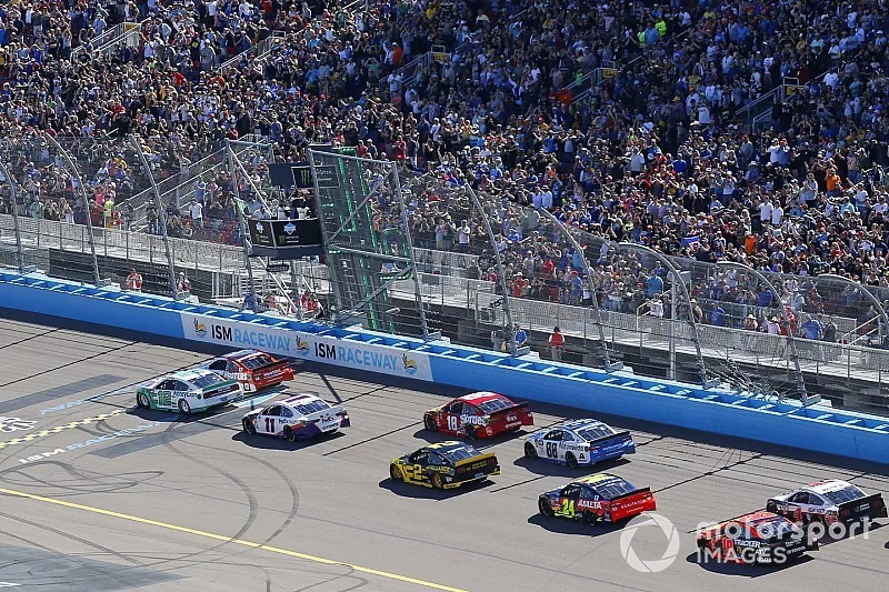 Ryan Blaney, Team Penske, Ford Mustang MoneyLion and Chase Elliott, Hendrick Motorsports, Chevrolet Camaro Hooters green flag start