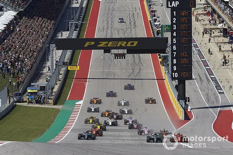 Kimi Raikkonen, Ferrari SF71H, battles with Lewis Hamilton, Mercedes AMG F1 W09 EQ Power+, ahead of Valtteri Bottas, Mercedes AMG F1 W09 EQ Power+, Daniel Ricciardo, Red Bull Racing RB14, Sebastian Vettel, Ferrari SF71H, and the rest of the field at the start of the race