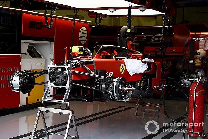 El coche de Sebastian Vettel, Ferrari SF90, medio construido en el garaje