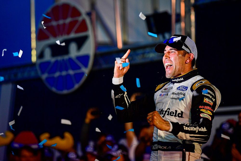 Race winner Aric Almirola, Stewart-Haas Racing, Ford Mustang