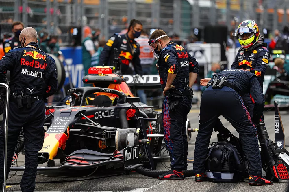 Sergio P&eacute;rez, Red Bull Racing, en la parrilla