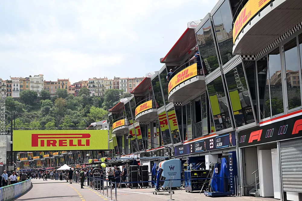 Pitlane atmosphere