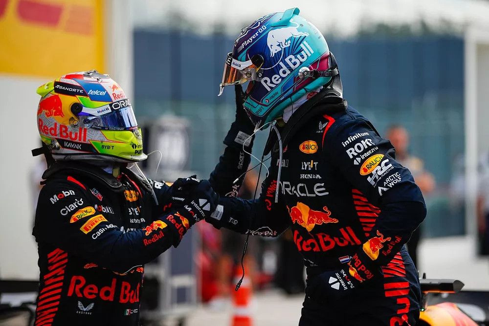 Sergio Perez, Red Bull Racing, deuxi&egrave;me, Max Verstappen, Red Bull Racing, vainqueur, se f&eacute;licitent dans le parc ferm&eacute;