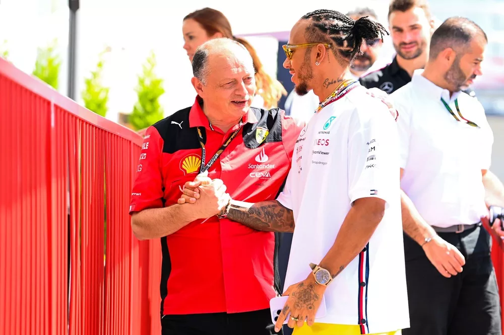 Fr&eacute;d&eacute;ric Vasseur (directeur de Ferrari) et Lewis Hamilton (Mercedes)