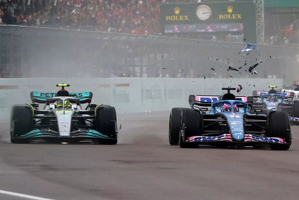 I detriti volano mentre Lewis Hamilton, Mercedes W13, lotta con Fernando Alonso, Alpine A522