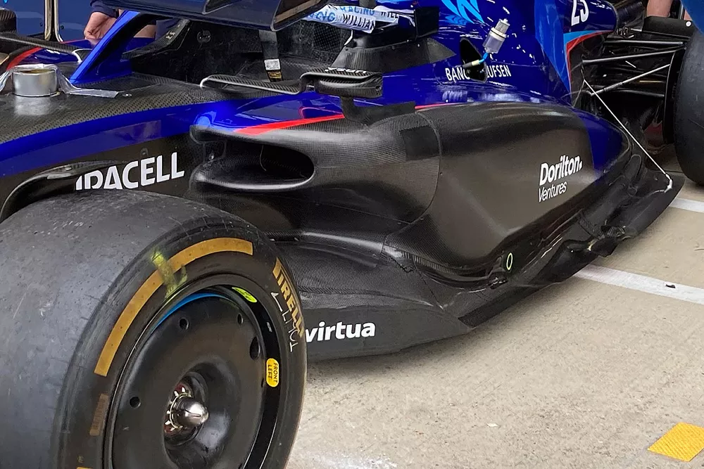 Les nouveaux pontons, capot moteur et fond plat de la Williams FW44