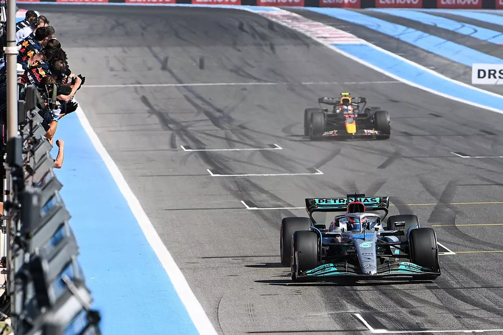 George Russell, Mercedes W13, 3ª posición, Sergio Pérez, Red Bull Racing RB18 cuarto, sobre la línea de meta