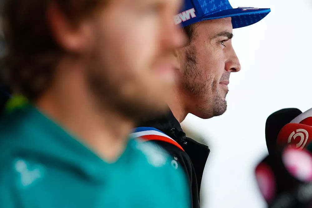 Fernando Alonso, Alpine F1 Team, Sebastian Vettel, Aston Martin, hablan con los medios de comunicaci&oacute;n