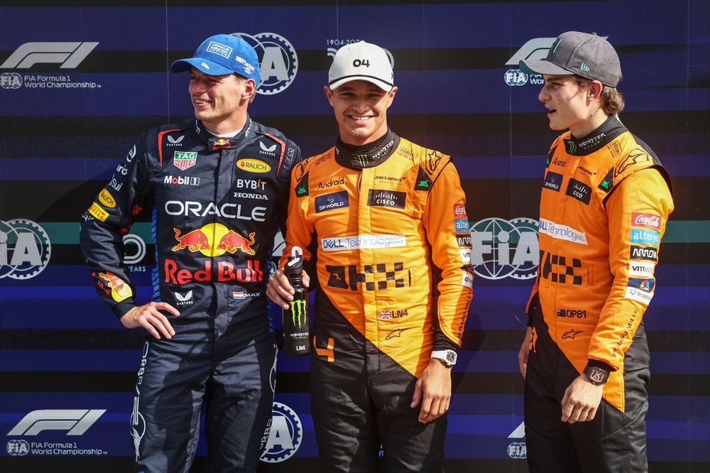 Los tres primeros clasificados: Max Verstappen, Red Bull Racing, el poleman Lando Norris, McLaren F1 Team, y Oscar Piastri, McLaren F1 Team