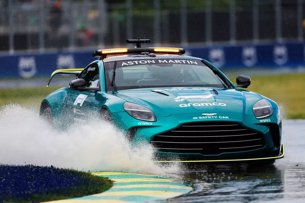 La voiture de sécurité en piste