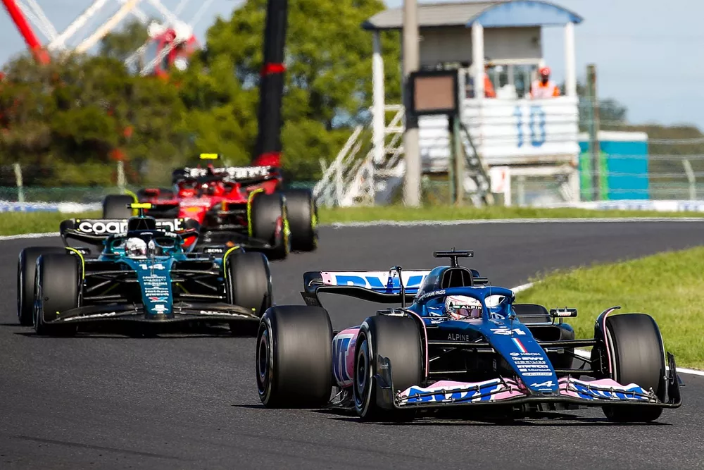 Esteban Ocon, Alpine A523, Fernando Alonso, Aston Martin AMR23, Carlos Sainz, Ferrari SF-23