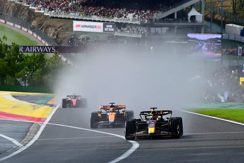 Max Verstappen, Red Bull Racing RB19, Oscar Piastri, McLaren MCL60
