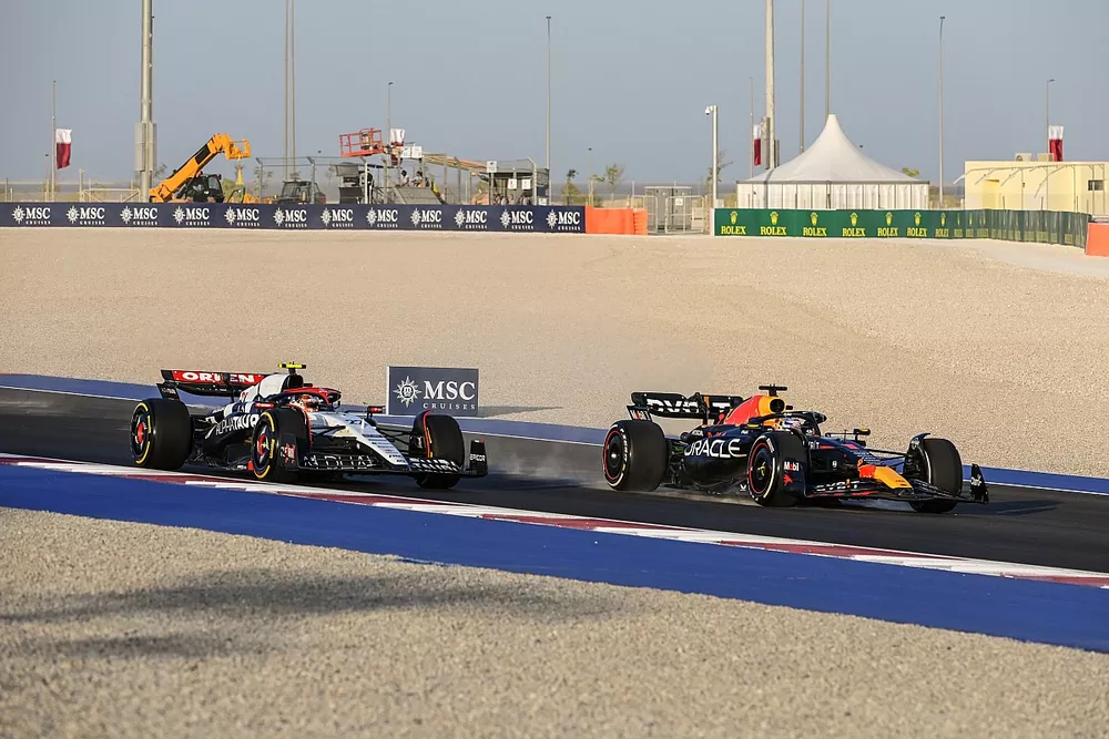 Max Verstappen, Red Bull Racing RB19, lidera Yuki Tsunoda, AlphaTauri AT04