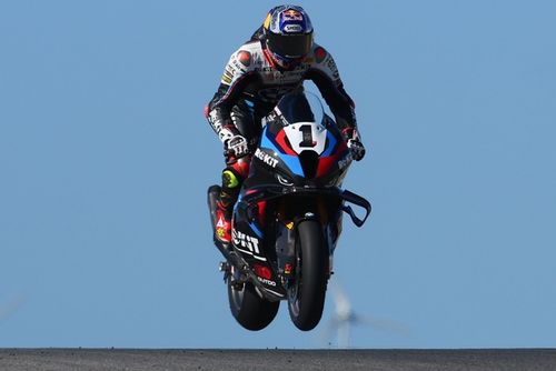 WSBK Portugal: Toprak se lleva el toma y daca con Bulega; Bautista, al suelo