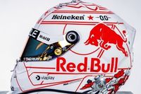 Verstappen con un casco especial en Jap&oacute;n para el adi&oacute;s Honda-Red Bull