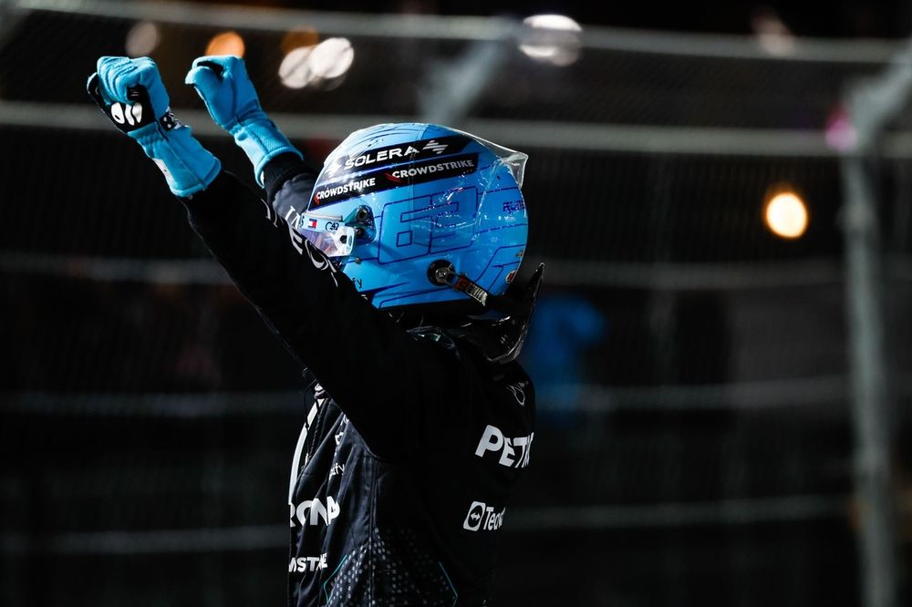 George Russell, Equipo Mercedes-AMG F1, 1ª posición, celebra en Parc Ferme