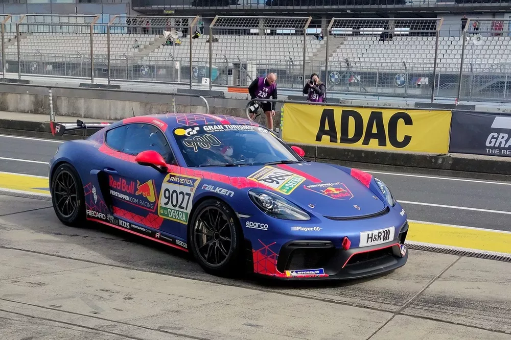 Max Verstappen, Porsche 718 Cayman GT4  

