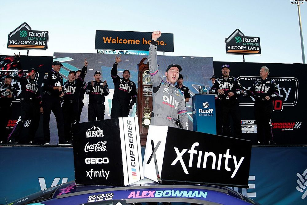 El ganador de la carrera, Alex Bowman, Hendrick Motorsports, Chevrolet Camaro Ally