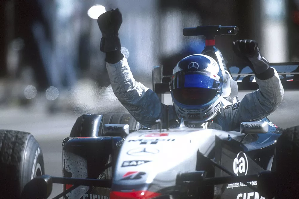 Race winner Mika Hakkinen, McLaren MP4/16 Mercedes 
