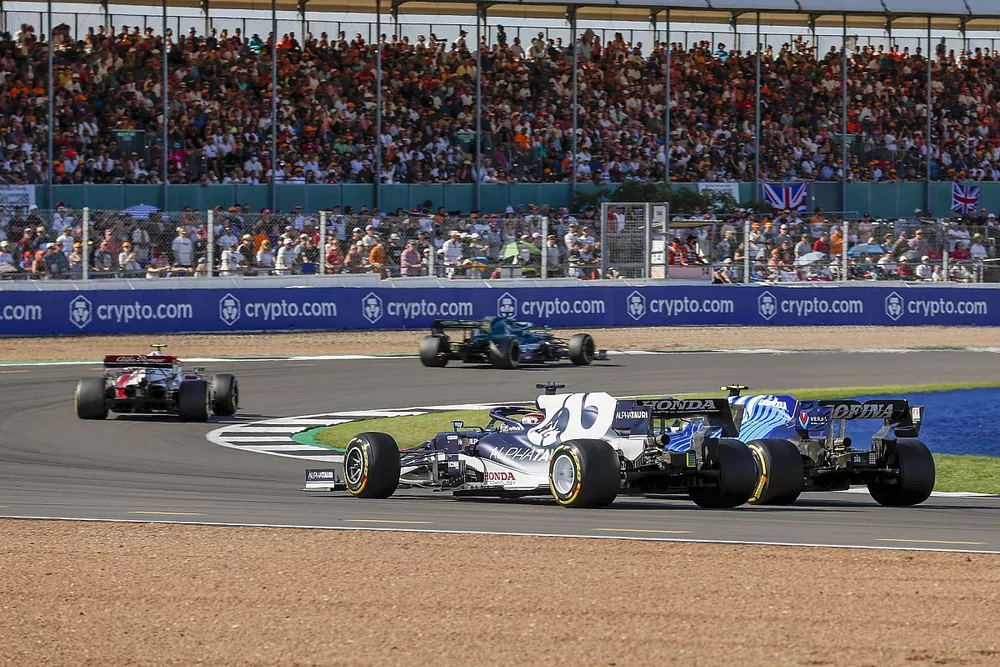 Yuki Tsunoda, AlphaTauri AT02, se bat avec Nicholas Latifi, Williams FW43B