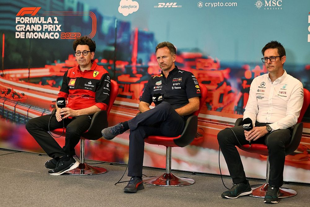 Mattia Binotto, director del equipo Ferrari, Christian Horner, director del equipo Red Bull Racing, Andrew Shovlin, director de ingeniería en pista de Mercedes AMG, en la conferencia de prensa