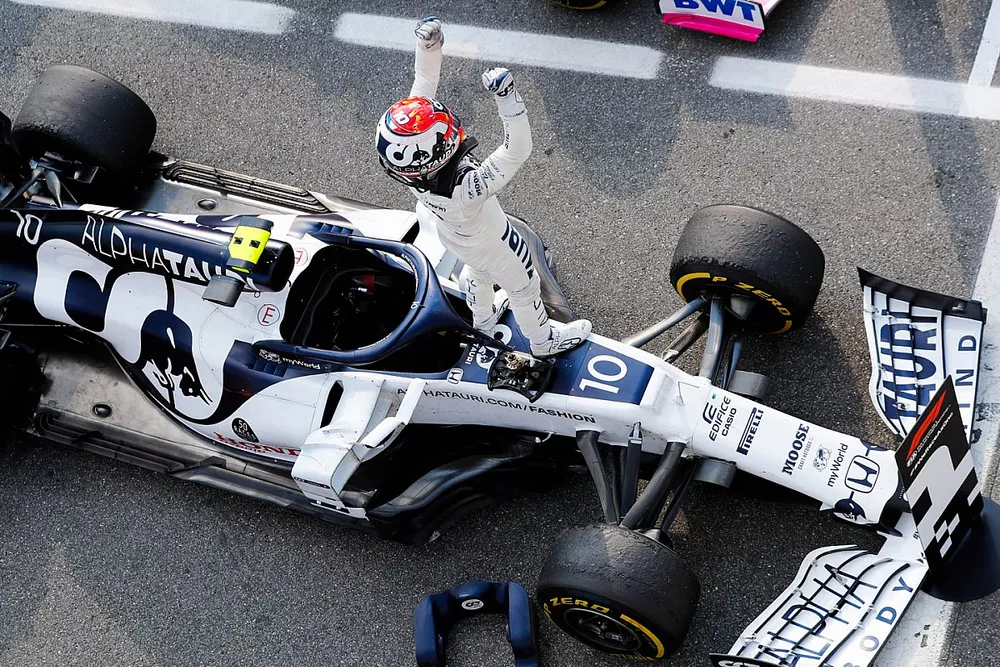 Le vainqueur Pierre Gasly, AlphaTauri, f&ecirc;te dans le parc ferm&eacute;