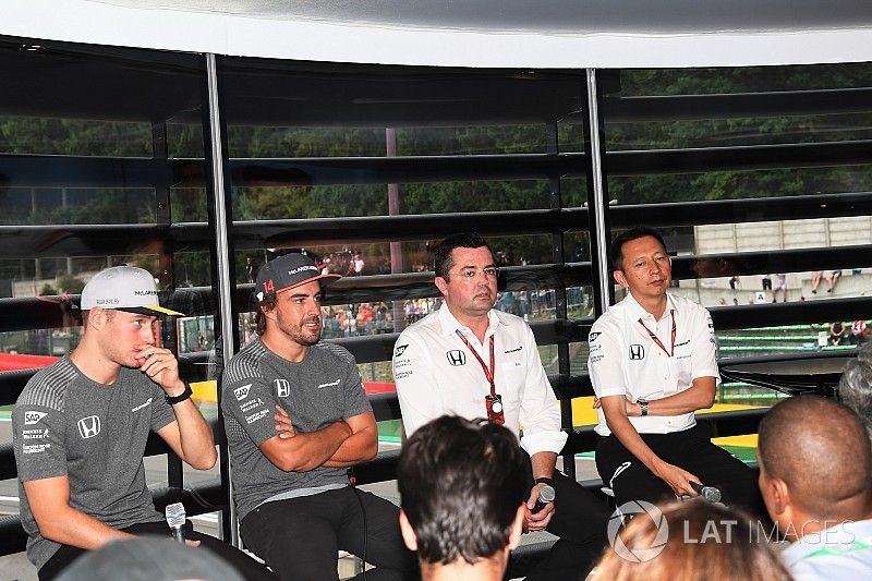 Stoffel Vandoorne, McLaren, Fernando Alonso, McLaren, Eric Boullier, Director de carreras de McLaren