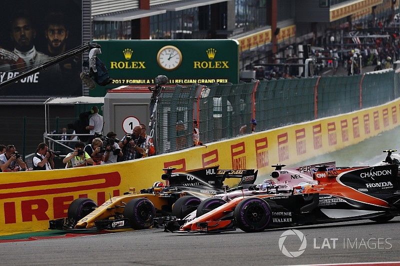 Nico Hulkenberg, Renault Sport F1 Team RS17, Sergio Perez, Sahara Force India F1 VJM10, Fernando Alonso, McLaren MCL32, get involved in a three-way fight in to the first corner