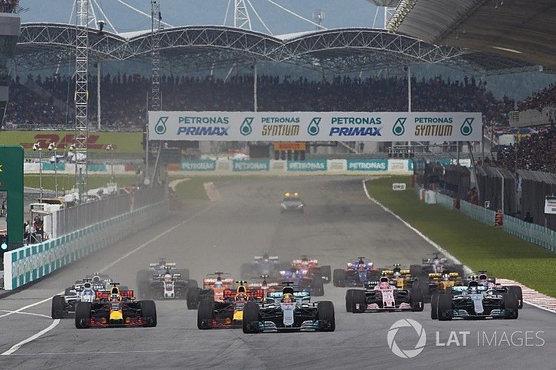 Lewis Hamilton, Mercedes AMG F1 W08, Max Verstappen, Red Bull Racing RB13, Daniel Ricciardo, Red Bul