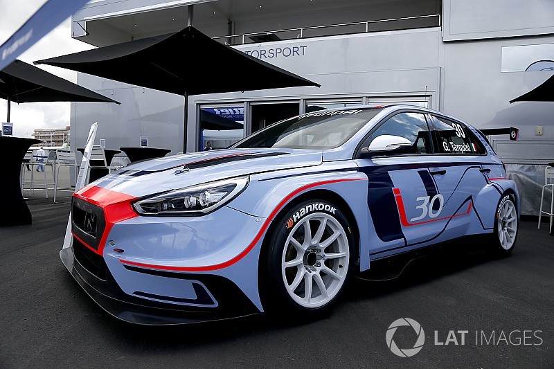 Hyundai pajang i30 TCR di Nurburgring
