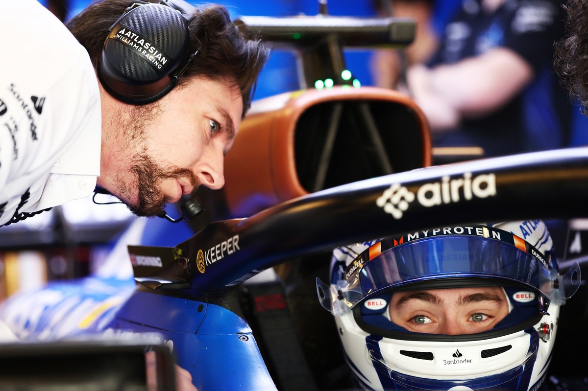 F1 | Aron (Audi R26) e Browning (Williams FW48) girano in FP1 a Barcellona con Fornaroli