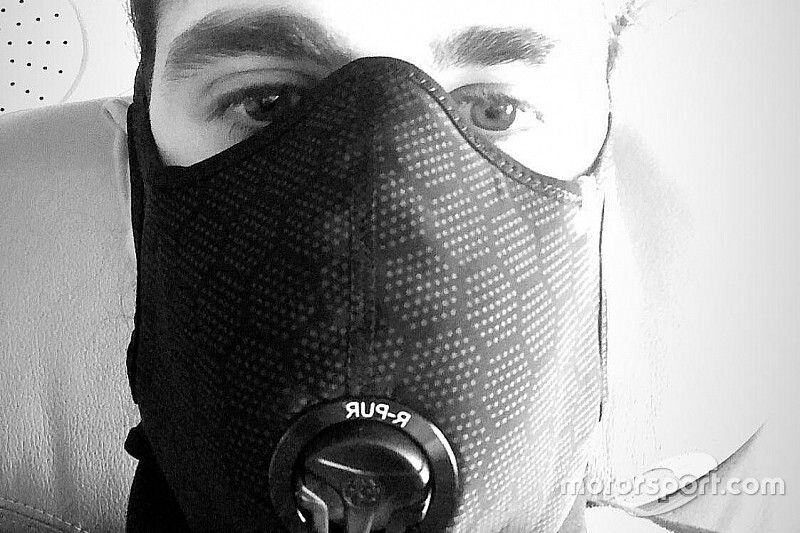 Antonio Giovinazzi  in volo per Melbourne con la mascherina