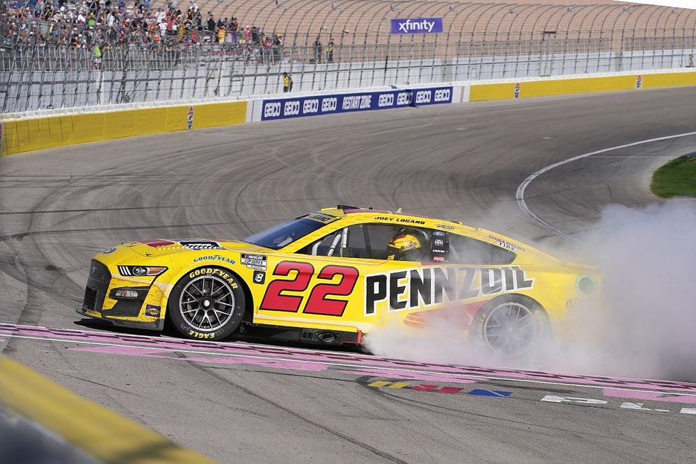 El ganador de la carrera, Joey Logano, Team Penske, Ford Mustang