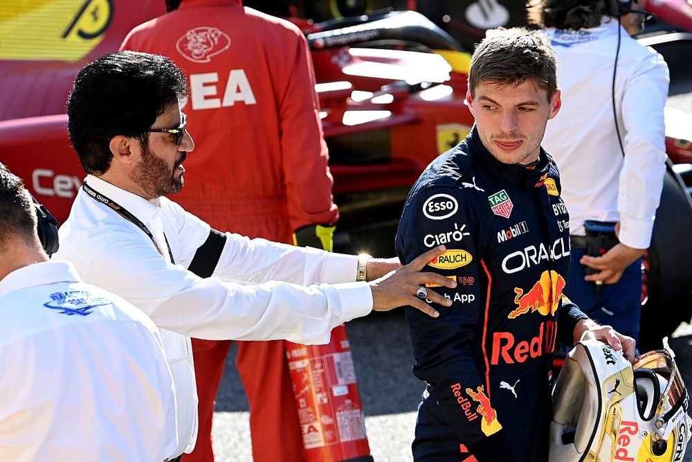 Mohammed bin Sulayem, Presidente de la FIA, con Max Verstappen, de Red Bull Racing, en la parrilla de salida tras la clasificación