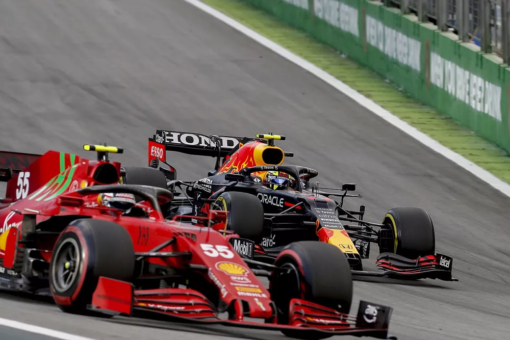 Carlos Sainz Jr, Ferrari SF21, Sergio P&eacute;rez, Red Bull Racing RB16B