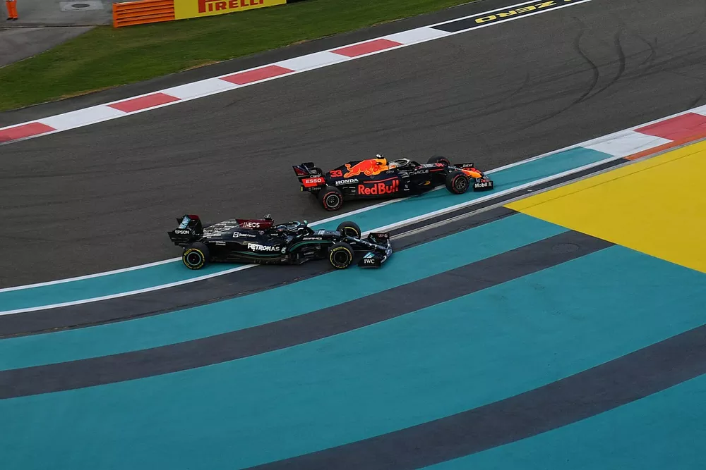 Lewis Hamilton, Mercedes et Max Verstappen, Red Bull Racing se battent pour la tête de course