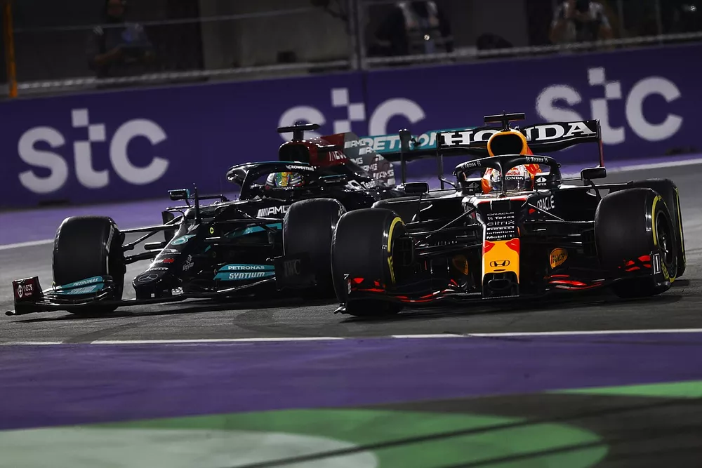 Max Verstappen, Red Bull Racing RB16B, et Lewis Hamilton, Mercedes W12, entrent en contact en se battant pour la t&ecirc;te