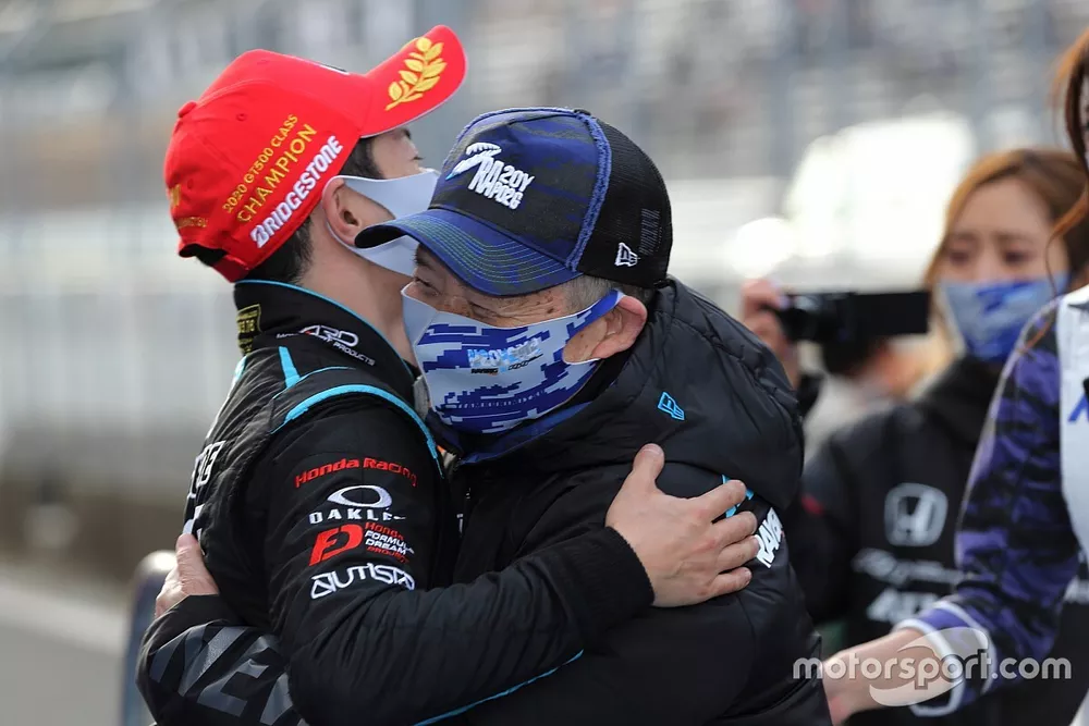 山本尚貴 Naoki Yamamoto、高橋国光総監督(#100 RAYBRIG NSX-GT)