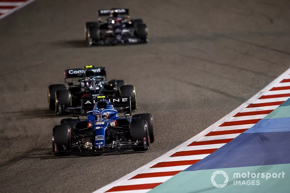 Esteban Ocon, Alpine A521, Sebastian Vettel, Aston Martin AMR21, et Lance Stroll, Aston Martin AMR21