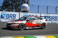 TCR World Tour: Guerrieri 'dá o bote' na largada, domina e vence corrida 1 caótica em Interlagos